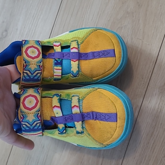 Nike Kids Kyrie Flytraps Sneakers in Yellow and Blue 10.5 C - Picture 4 of 10